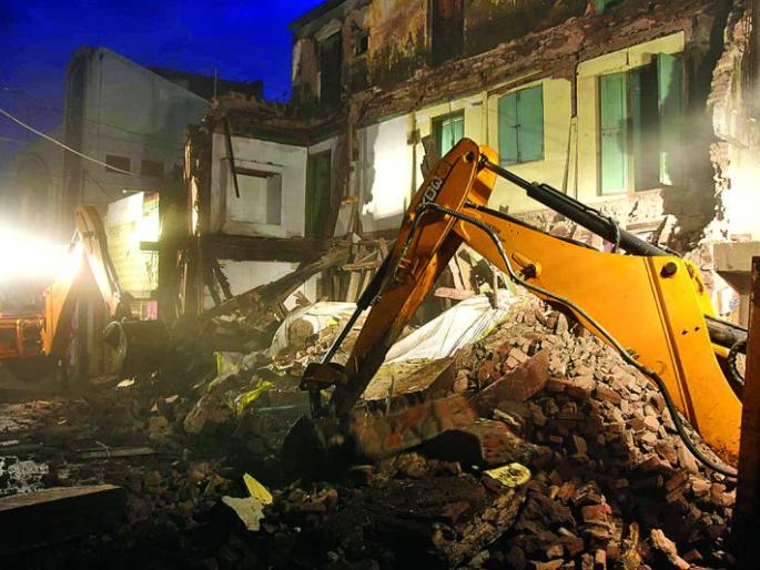 The building collapsed in Akola; No casualties | अकोल्यात शिकस्त इमारत कोसळली; जीवितहानी नाही The building collapsed in Akola; No casualties | अकोल्यात शिकस्त इमारत कोसळली; जीवितहानी नाही