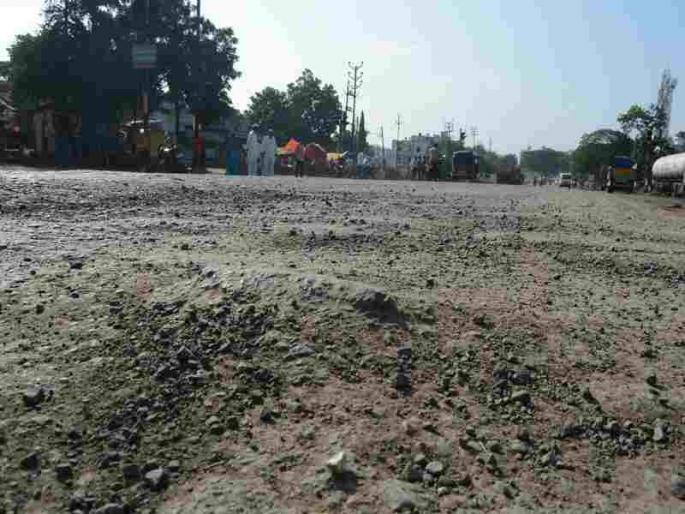 Strength in the pits due to the removed barrier | काढलेल्या गतिरोधकामुळे खड्डयांमध्ये भर Strength in the pits due to the removed barrier | काढलेल्या गतिरोधकामुळे खड्डयांमध्ये भर
