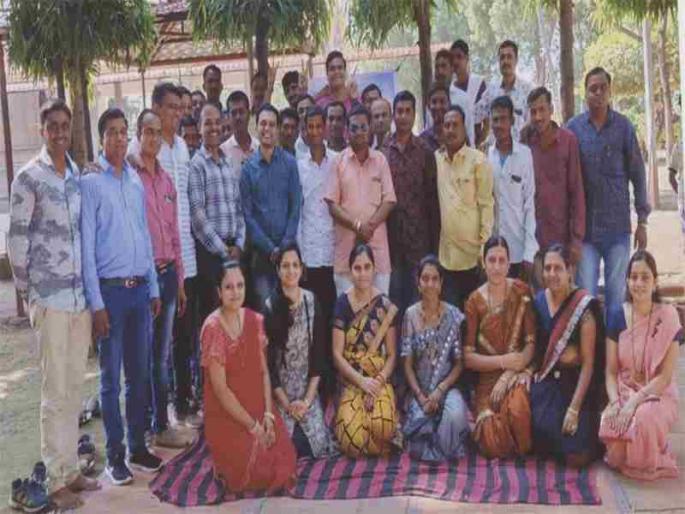 After many years, a gathering of alumni gathered | अनेक वर्षांनी जमला माजी विद्यार्थ्यांचा मेळा After many years, a gathering of alumni gathered | अनेक वर्षांनी जमला माजी विद्यार्थ्यांचा मेळा