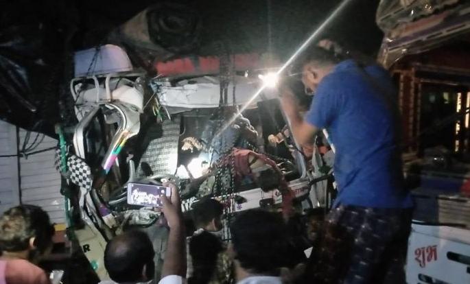 Terrible accident, two loaded trucks collided head on | भीषण अपघात, दोन भरधाव ट्रकची समोरासमोर धडक