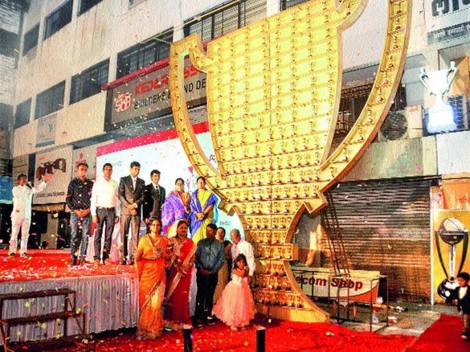 Twenty-foot weights of Trophy Navcar Group's initiative | एक टन वजनाची वीस फुटी ट्रॉफी नवकार ग्रुपचा उपक्रम