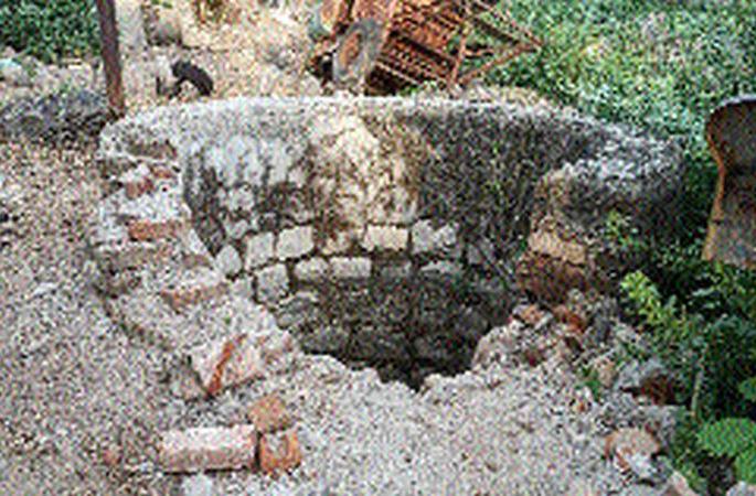 Demand for repair of Bodwad's deadly well | बोदवडची पडकी जीवघेणी विहीर दुरुस्त करण्याची मागणी Demand for repair of Bodwad's deadly well | बोदवडची पडकी जीवघेणी विहीर दुरुस्त करण्याची मागणी