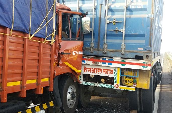 Satara: The container fell behind the tempo, two wounded: driver fired from the spot | सातारा : कंटेनरला टेम्पोची पाठीमागून धडक, दोन जखमी : चालक घटनास्थळावरून पसार Satara: The container fell behind the tempo, two wounded: driver fired from the spot | सातारा : कंटेनरला टेम्पोची पाठीमागून धडक, दोन जखमी : चालक घटनास्थळावरून पसार