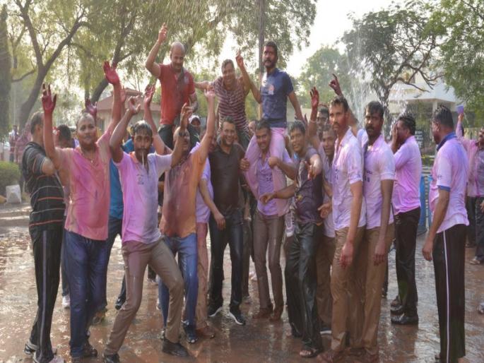 Due to color degradation in Dhule district and youthfulness in the shower | धुळे जिल्ह्यात रंगाची उधळण व शॉवरमध्ये तरुणाईचा जल्लोष