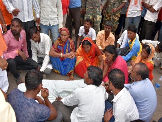 The dead body of Sahur's students was brought to Dhule | साहूरच्या विद्यार्थ्याचा मृतदेह धुळ्यात आणला The dead body of Sahur's students was brought to Dhule | साहूरच्या विद्यार्थ्याचा मृतदेह धुळ्यात आणला