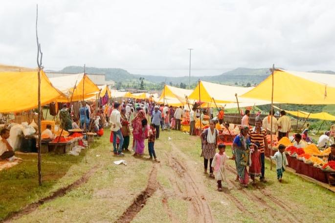 Market for weeks now at Umbergavan | उंबरगव्हाण येथे आता आठवडे बाजार
