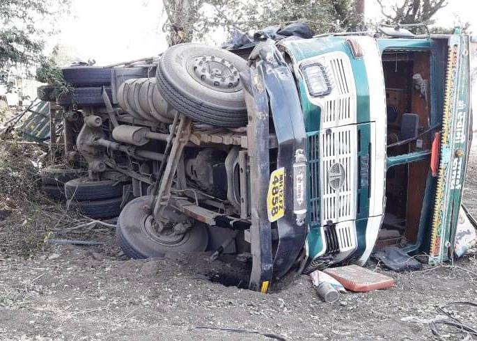 One killed in truck-car accident | ट्रक-कार अपघातात एक ठार One killed in truck-car accident | ट्रक-कार अपघातात एक ठार