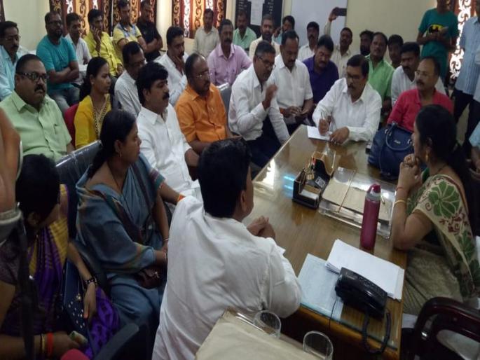 Siege of Shivsena to the diamond medical college students of Dhule | धुळे येथील हिरे वैद्यकीय महाविद्यालयाच्या अधिष्ठतांना शिवसेनेचा घेराव Siege of Shivsena to the diamond medical college students of Dhule | धुळे येथील हिरे वैद्यकीय महाविद्यालयाच्या अधिष्ठतांना शिवसेनेचा घेराव