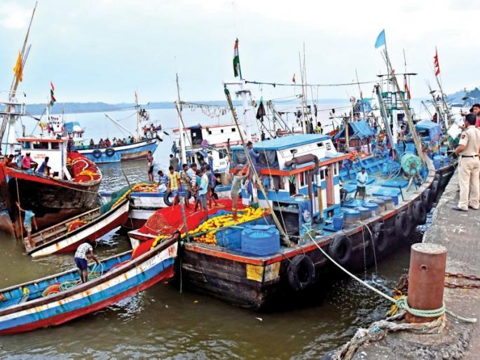 Due to the ominous storm, the coastal dam in Ratnagiri district, the anchor at the seized port in the boats | ओखी वादळामुळे रत्नागिरी जिल्ह्यातील किनारपट्टीचे नुकसान, बोटींनी टाकला बंदरात नांगर Due to the ominous storm, the coastal dam in Ratnagiri district, the anchor at the seized port in the boats | ओखी वादळामुळे रत्नागिरी जिल्ह्यातील किनारपट्टीचे नुकसान, बोटींनी टाकला बंदरात नांगर