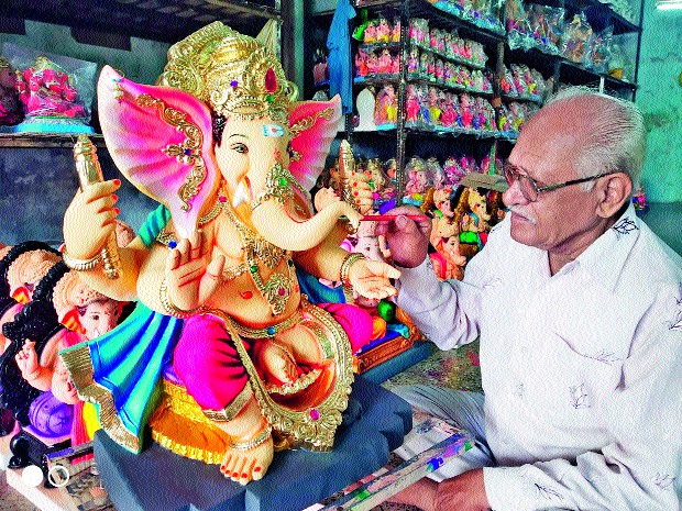 Corona slowed down the sculptor's business | कोरोनाने मूर्तीकारांचा व्यवसाय मंदावला Corona slowed down the sculptor's business | कोरोनाने मूर्तीकारांचा व्यवसाय मंदावला