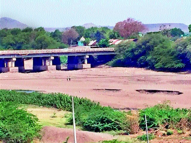 Plunge dry; Water shortage in the area | गिरणेचे पात्र कोरडे; परिसरात पाणीटंचाई Plunge dry; Water shortage in the area | गिरणेचे पात्र कोरडे; परिसरात पाणीटंचाई