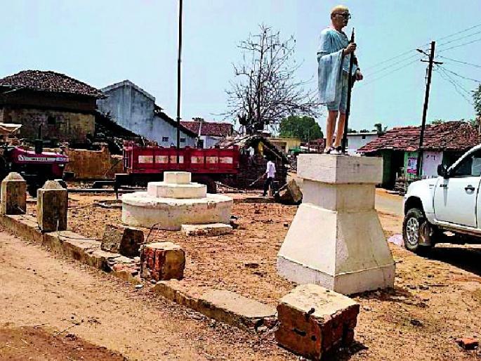 Statue raised 50 years ago, inspired by Bapu's ideas | बापूंच्या विचारांनी प्रेरित होऊन ५० वर्षांपूर्वी उभारला पुतळा Statue raised 50 years ago, inspired by Bapu's ideas | बापूंच्या विचारांनी प्रेरित होऊन ५० वर्षांपूर्वी उभारला पुतळा