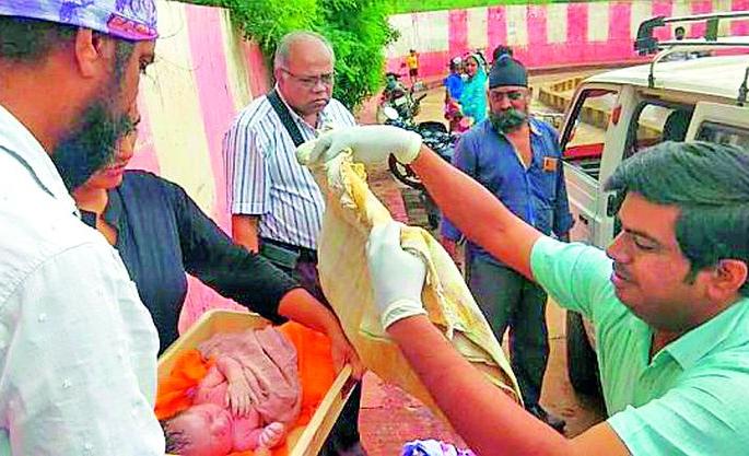 Crazed woman gives birth to baby | वेडसर महिलेने दिला बाळाला जन्म Crazed woman gives birth to baby | वेडसर महिलेने दिला बाळाला जन्म