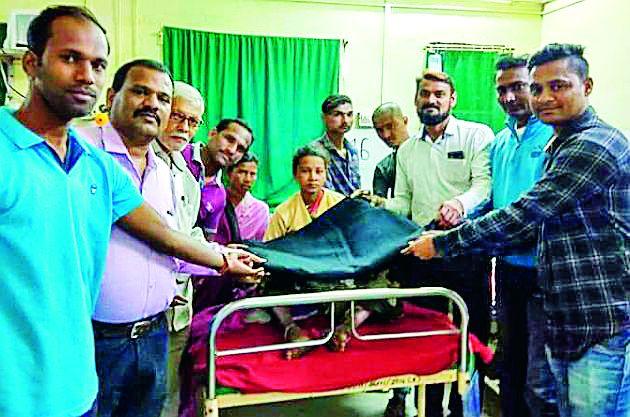 Blanket distribution to the poor through tea gains | चहाच्या नफ्यातून गरिबांना ब्लँकेट वाटप  Blanket distribution to the poor through tea gains | चहाच्या नफ्यातून गरिबांना ब्लँकेट वाटप