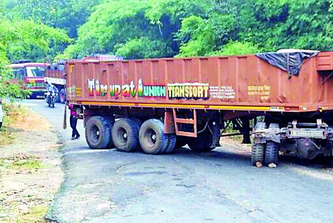 Traffic jam due to truck reversal | ट्रक उलटल्याने वाहतूक ठप्प Traffic jam due to truck reversal | ट्रक उलटल्याने वाहतूक ठप्प