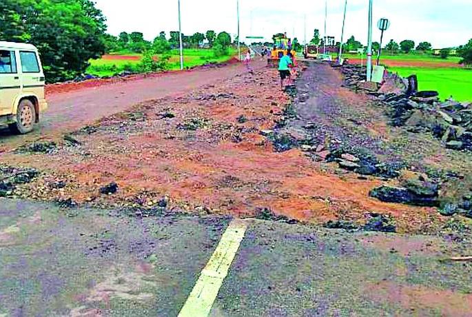 Finally, road repair work started in Sironcha | अखेर सिरोंचात रस्ता दुरुस्तीचे काम सुरू Finally, road repair work started in Sironcha | अखेर सिरोंचात रस्ता दुरुस्तीचे काम सुरू