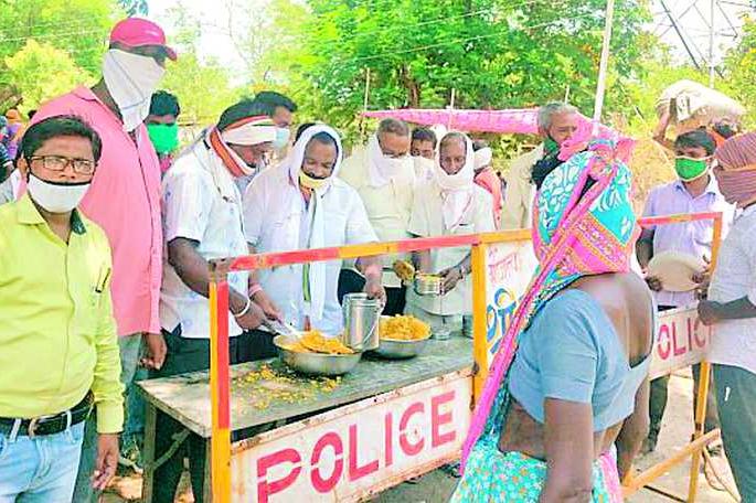 Many hands for the workers' | मजुरांसाठी सरसावले अनेक हात' Many hands for the workers' | मजुरांसाठी सरसावले अनेक हात'