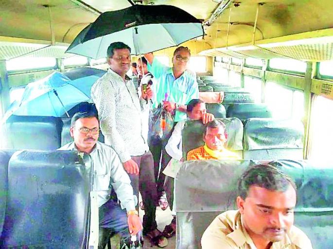 The roof of the buses leaked | बसेसच्या छताला गळती The roof of the buses leaked | बसेसच्या छताला गळती