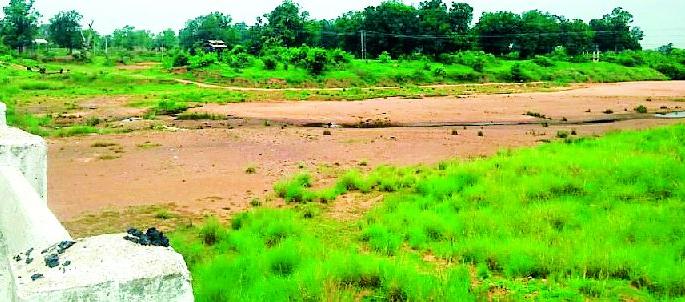 The gadhavi river is dry even after two rainy seasons | पावसाचे दोन नक्षत्र संपूनही गाढवी नदी कोरडीठाक