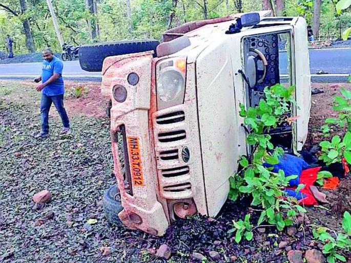 13 passengers injured in private vehicle crash | खासगी वाहन उलटून १३ प्रवासी जखमी 13 passengers injured in private vehicle crash | खासगी वाहन उलटून १३ प्रवासी जखमी
