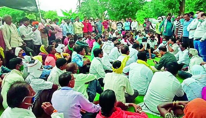 Chakkajam for uninterrupted power supply | अखंडित वीज पुरवठ्यासाठी चक्काजाम Chakkajam for uninterrupted power supply | अखंडित वीज पुरवठ्यासाठी चक्काजाम