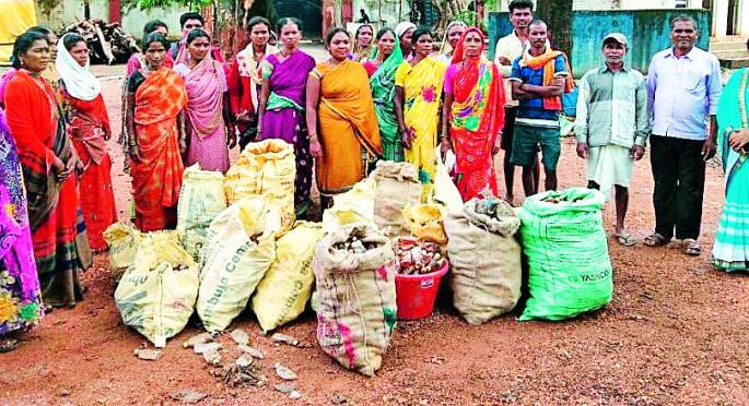 Women catch Chhattisgarh liquor | महिलांनी पकडली छत्तीसगडी दारू Women catch Chhattisgarh liquor | महिलांनी पकडली छत्तीसगडी दारू
