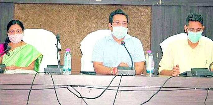 Lake representatives should co-operate in times of crisis in the district | जिल्ह्यात काेराेना संकटकाळात लाेकप्रतिनिधींनी सहकार्य करावे Lake representatives should co-operate in times of crisis in the district | जिल्ह्यात काेराेना संकटकाळात लाेकप्रतिनिधींनी सहकार्य करावे