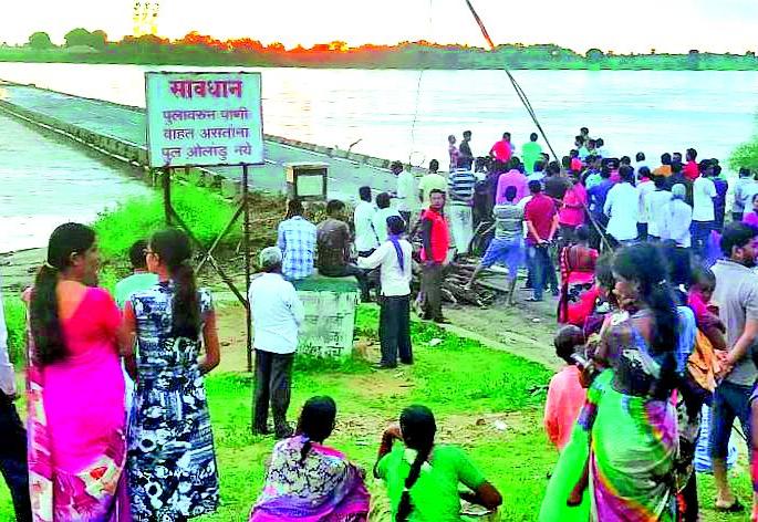 Floods worsened, traffic started on several lanes | पूर ओसरला, अनेक मार्गावरील वाहतूक सुरू Floods worsened, traffic started on several lanes | पूर ओसरला, अनेक मार्गावरील वाहतूक सुरू