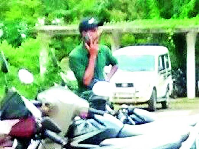 Officers are unaware of the code of conduct in the office, employees are busy in mobile | कार्यालयातील आचारसंहितेबद्दल अधिकारीच अनभिज्ञ, कर्मचारी मोबाईलमध्ये व्यस्त Officers are unaware of the code of conduct in the office, employees are busy in mobile | कार्यालयातील आचारसंहितेबद्दल अधिकारीच अनभिज्ञ, कर्मचारी मोबाईलमध्ये व्यस्त