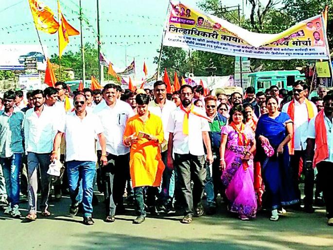 Thousands of Shivsainiks went to the District Collectorate | हजारो शिवसैनिक जिल्हा कचेरीवर धडकले Thousands of Shivsainiks went to the District Collectorate | हजारो शिवसैनिक जिल्हा कचेरीवर धडकले