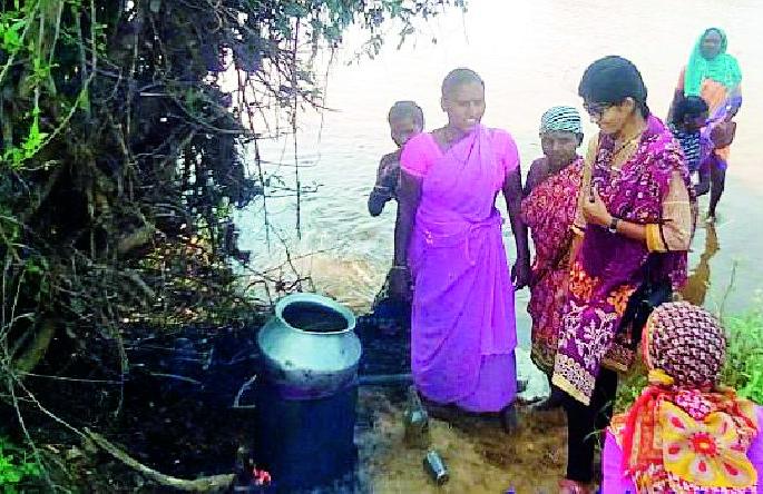 Mohsuda and alcohol destroyed by women's initiative | महिलांच्या पुढाकाराने मोहसडवा व दारू नष्ट Mohsuda and alcohol destroyed by women's initiative | महिलांच्या पुढाकाराने मोहसडवा व दारू नष्ट