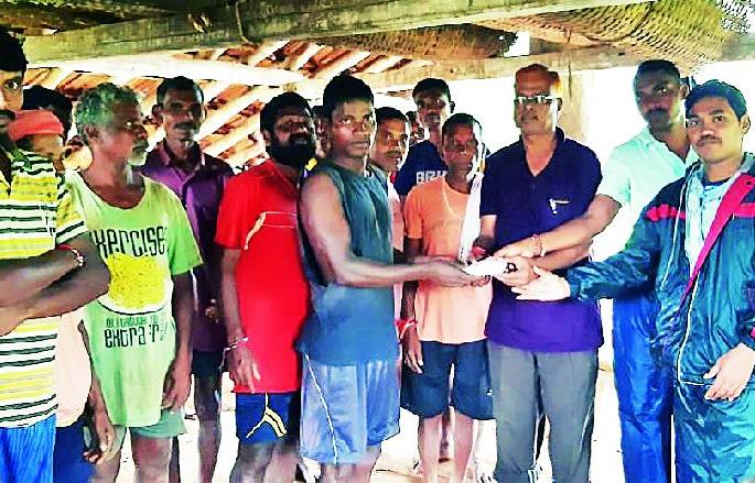 Financing the families of those 'dead' farmers | ‘त्या’ मृत शेतकऱ्याच्या कुटुंबीयांना अर्थसाहाय्य Financing the families of those 'dead' farmers | ‘त्या’ मृत शेतकऱ्याच्या कुटुंबीयांना अर्थसाहाय्य