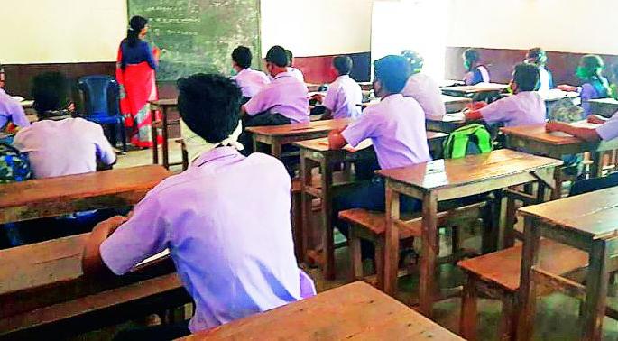 Even after the end of the week, 40,000 students go to school | आठवडा संपूनही 40 हजार विद्यार्थ्यांची शाळेकडे पाठच Even after the end of the week, 40,000 students go to school | आठवडा संपूनही 40 हजार विद्यार्थ्यांची शाळेकडे पाठच