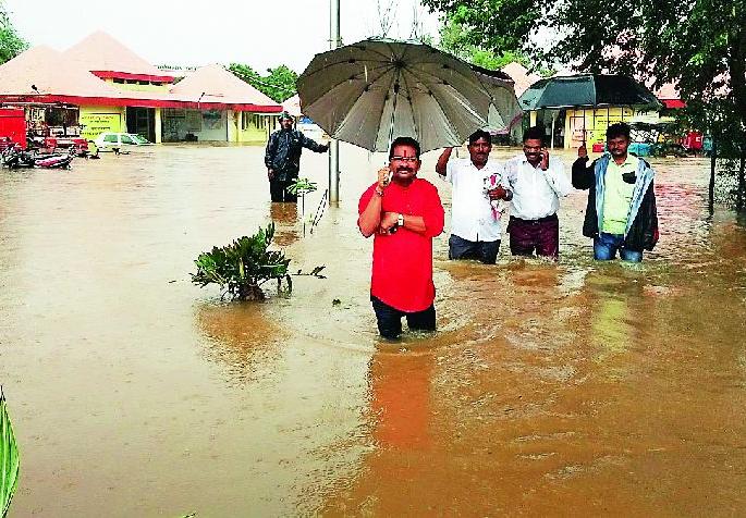 Heavy rains again hit the district | जिल्ह्याला पुन्हा अतिवृष्टीचा तडाखा Heavy rains again hit the district | जिल्ह्याला पुन्हा अतिवृष्टीचा तडाखा