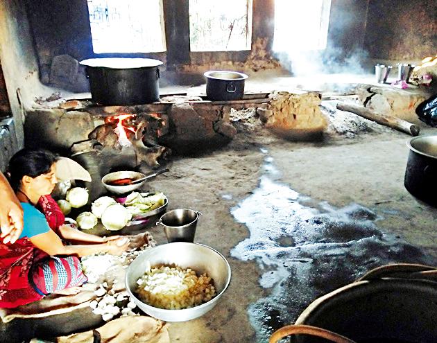 Ashramshala-hostel students are unsafe | आश्रमशाळा-वसतिगृहातील विद्यार्थी असुरक्षित Ashramshala-hostel students are unsafe | आश्रमशाळा-वसतिगृहातील विद्यार्थी असुरक्षित