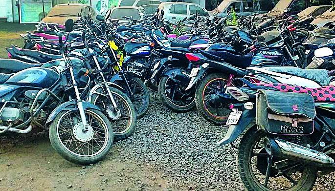 Mudaza cock ride on the market | मुडझा कोंबड बाजारावर धाड Mudaza cock ride on the market | मुडझा कोंबड बाजारावर धाड