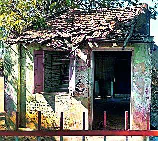 Cottage Aanganwadi filling in a dilapidated building | जीर्ण इमारतीत भरते कटेझरीची अंगणवाडी  Cottage Aanganwadi filling in a dilapidated building | जीर्ण इमारतीत भरते कटेझरीची अंगणवाडी