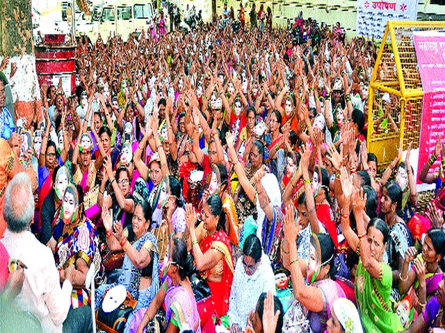 Avoiding Anganwadi Servants | अंगणवाडी सेविकांचा टाळनाद