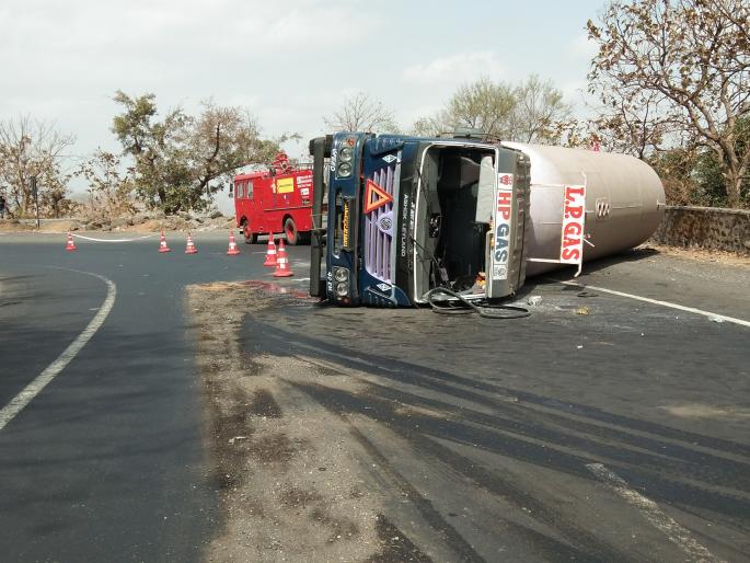 The gas tanker in the old casket pitchers reversed | जुन्या कसारा घाटात गॅस टँकर उलटला The gas tanker in the old casket pitchers reversed | जुन्या कसारा घाटात गॅस टँकर उलटला