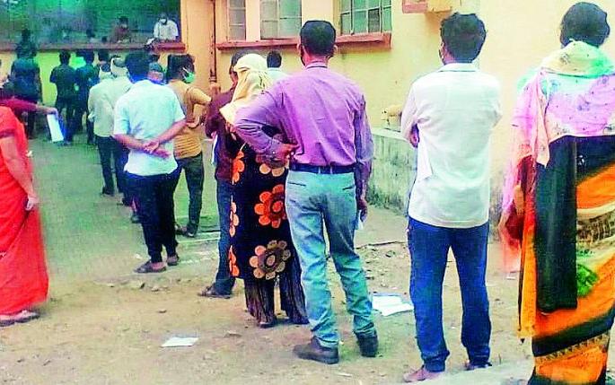 Positive rate of patients decreased during curfew! Overcoming 12,000 victims, the infection is under control | संचारबंदीच्या काळात घटला रुग्णांचा पॉझिटिव्ही रेट ! १२ हजार बाधितांनी केली मात, संसर्ग येताेय आटोक्यात Positive rate of patients decreased during curfew! Overcoming 12,000 victims, the infection is under control | संचारबंदीच्या काळात घटला रुग्णांचा पॉझिटिव्ही रेट ! १२ हजार बाधितांनी केली मात, संसर्ग येताेय आटोक्यात