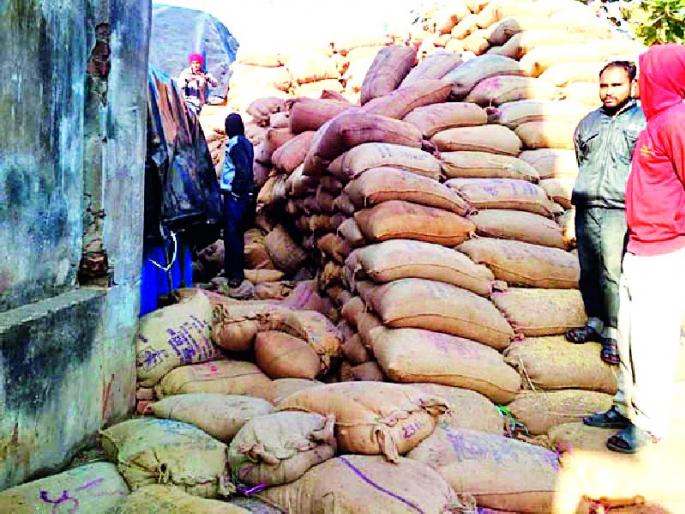 Merchandise goods at the Government Paddy Purchase Center | शासकीय धान खरेदी केंद्रावर व्यापाऱ्यांचा माल