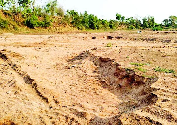 Sewage from the auctioned ghat | लिलाव न झालेल्या घाटातून रेतीचा उपसा Sewage from the auctioned ghat | लिलाव न झालेल्या घाटातून रेतीचा उपसा