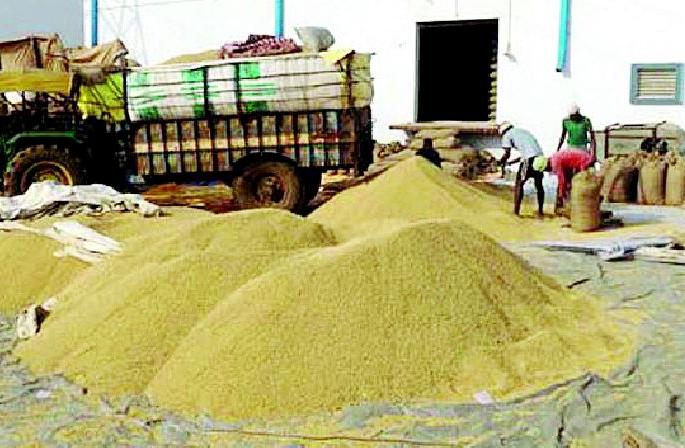 The weight of eight thousand quintals a day will be lost | आठ हजार क्विंटल धानाचे वजन होणे बाकी The weight of eight thousand quintals a day will be lost | आठ हजार क्विंटल धानाचे वजन होणे बाकी