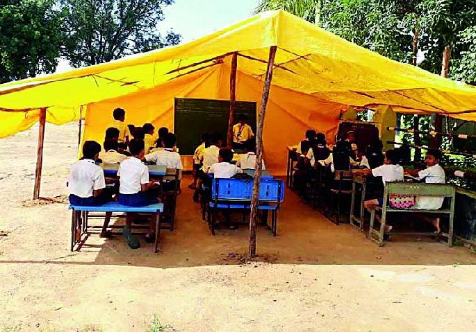Pantalachi's Zip School fills the tent | परसटोलाची जि.प.शाळा भरते तंबूत Pantalachi's Zip School fills the tent | परसटोलाची जि.प.शाळा भरते तंबूत
