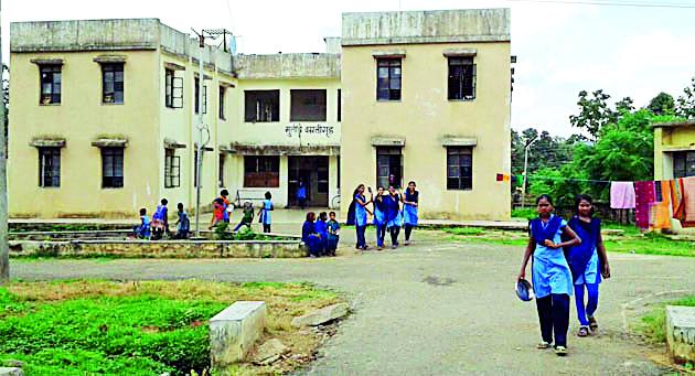 Hundreds of tribal students trust God | शेकडो आदिवासी विद्यार्थी भगवान भरोसे