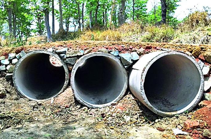 Road crushing work | रस्ता खडीकरणाच्या कामात घोळ