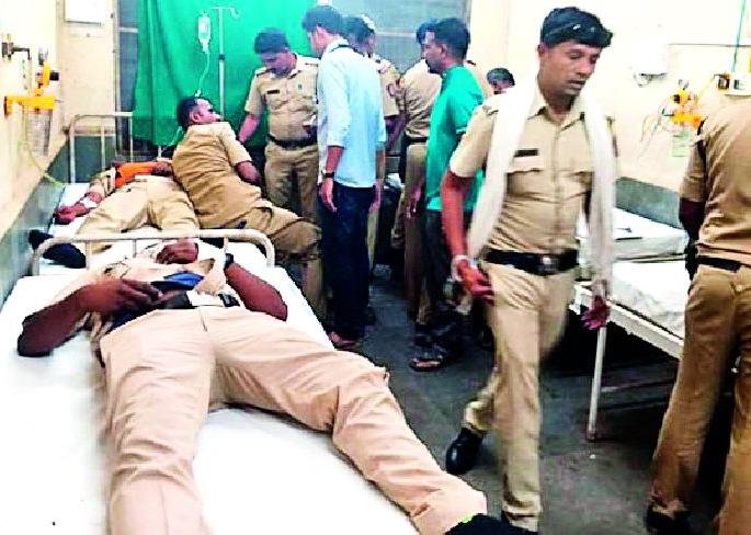 Police vehicles recovered and 11 injured | पोलीस वाहन उलटून ११ जण जखमी Police vehicles recovered and 11 injured | पोलीस वाहन उलटून ११ जण जखमी