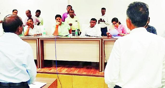 Guardian Minister and MPs take 'class' of doctors | पालकमंत्री व खासदारांनी घेतला डॉक्टरांचा ‘क्लास’ Guardian Minister and MPs take 'class' of doctors | पालकमंत्री व खासदारांनी घेतला डॉक्टरांचा ‘क्लास’