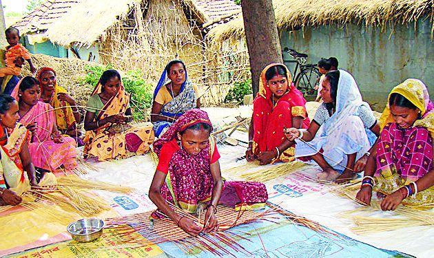 Due to the incense sticks in the family of the line, scent of taste | अगरबत्तीमुळे रेखाच्या कुटुंबात दरवडला सुगंध