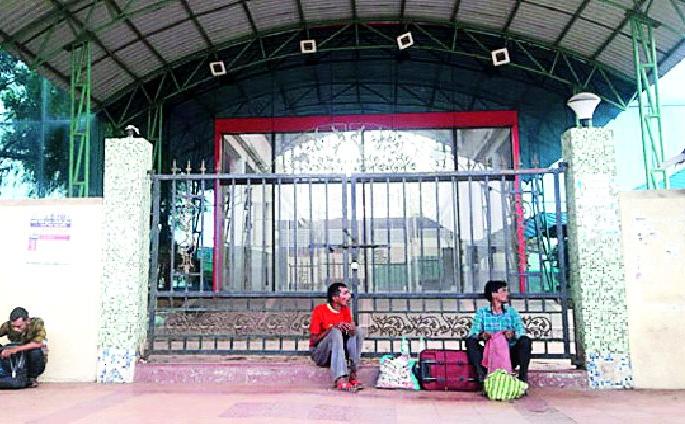 A merchant package of 11 crores is available to the tenants | रेल्वेच्या ११ कोटीच्या व्यापारी संकुलाला भाडेकरु मिळेना A merchant package of 11 crores is available to the tenants | रेल्वेच्या ११ कोटीच्या व्यापारी संकुलाला भाडेकरु मिळेना